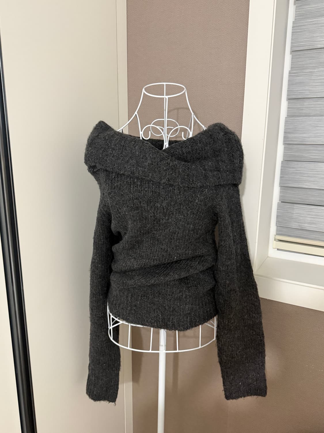 드레이프 오프숄더 그레이 니트 상품이미지3