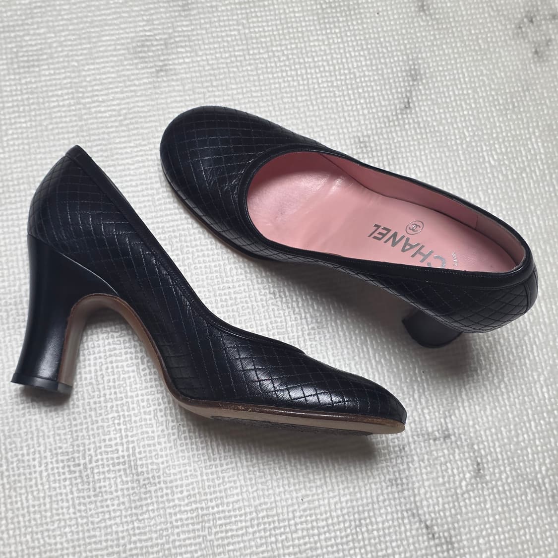 샤넬 퀼팅 레더 라운드 토 펌프스 힐 상품이미지4