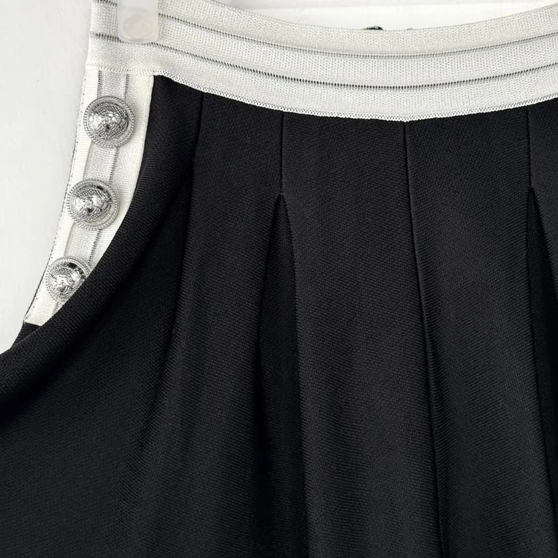 발망 BALMAIN 메탈 로고 버튼 쇼츠 상품이미지2