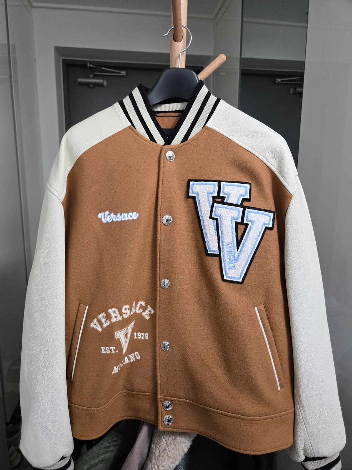 베르사체 23FW 울가죽 바시티 패디드 자켓 52사이즈 상품이미지1