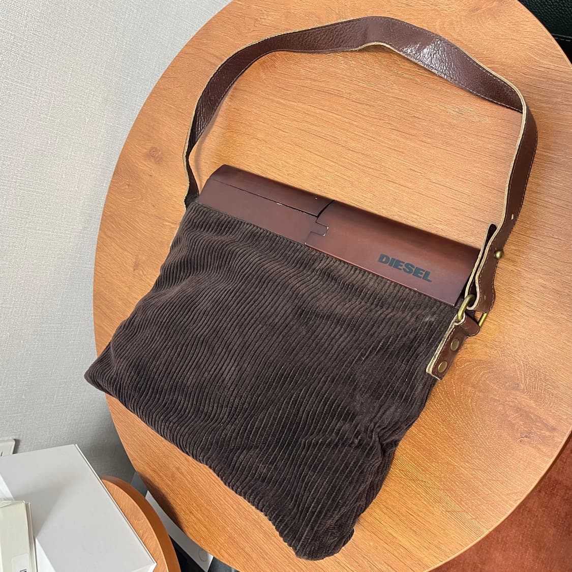 디젤 코듀로이 & 우드 숄더백 상품이미지1