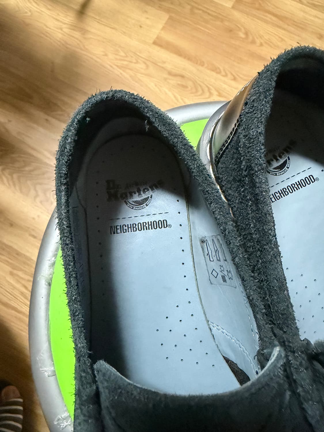 닥터마틴 x 네이버후드 스웨이드 로퍼 블랙 상품이미지2