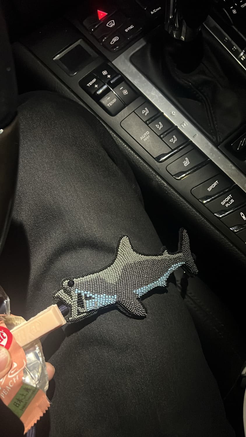 여자 꼬이는 루이비통 샤크 비즈 후드티 상품이미지1