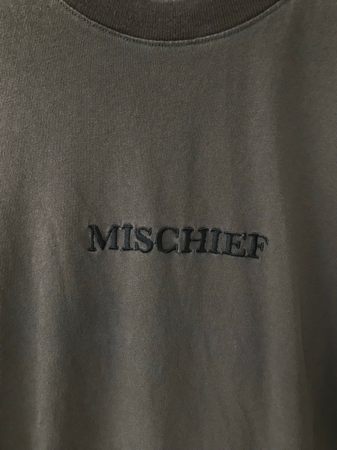 미스치프 자수로고 차콜 반팔 티셔츠 상품이미지3