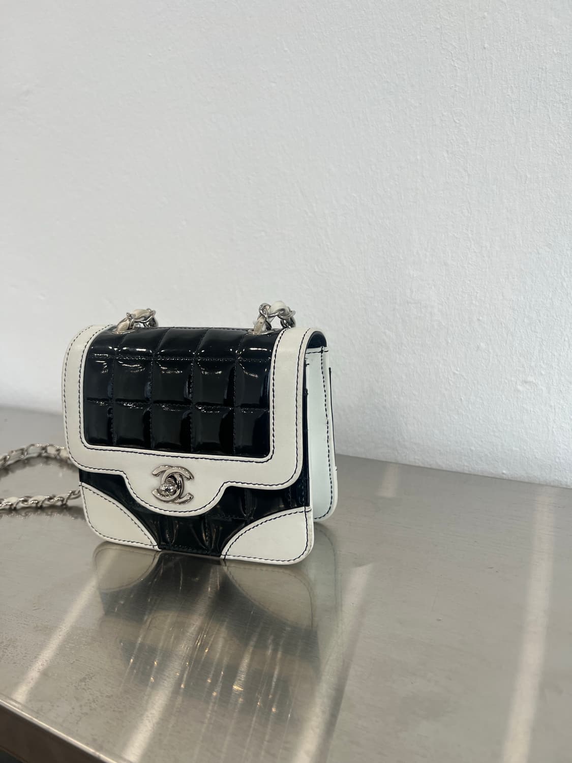 샤넬미니백 샤넬초콜릿바 페이턴트 체인숄더백 상품이미지2