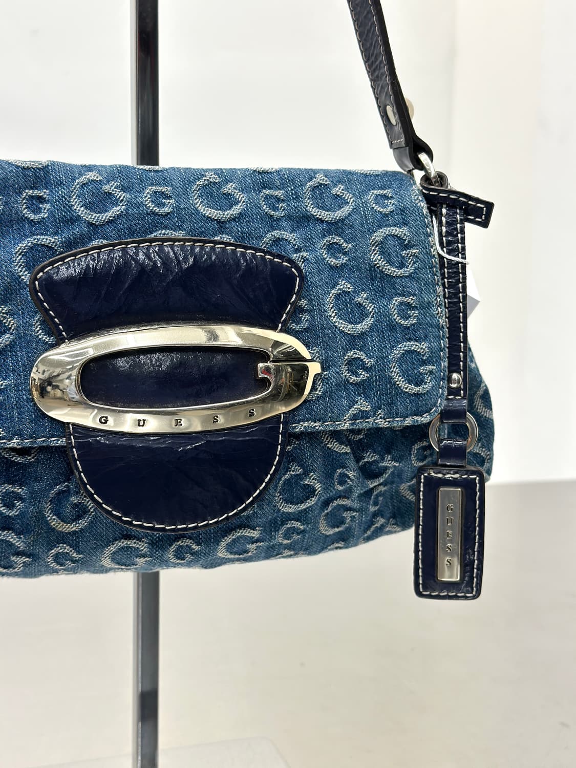 게스 버클 데님 숄더 백  상품이미지3