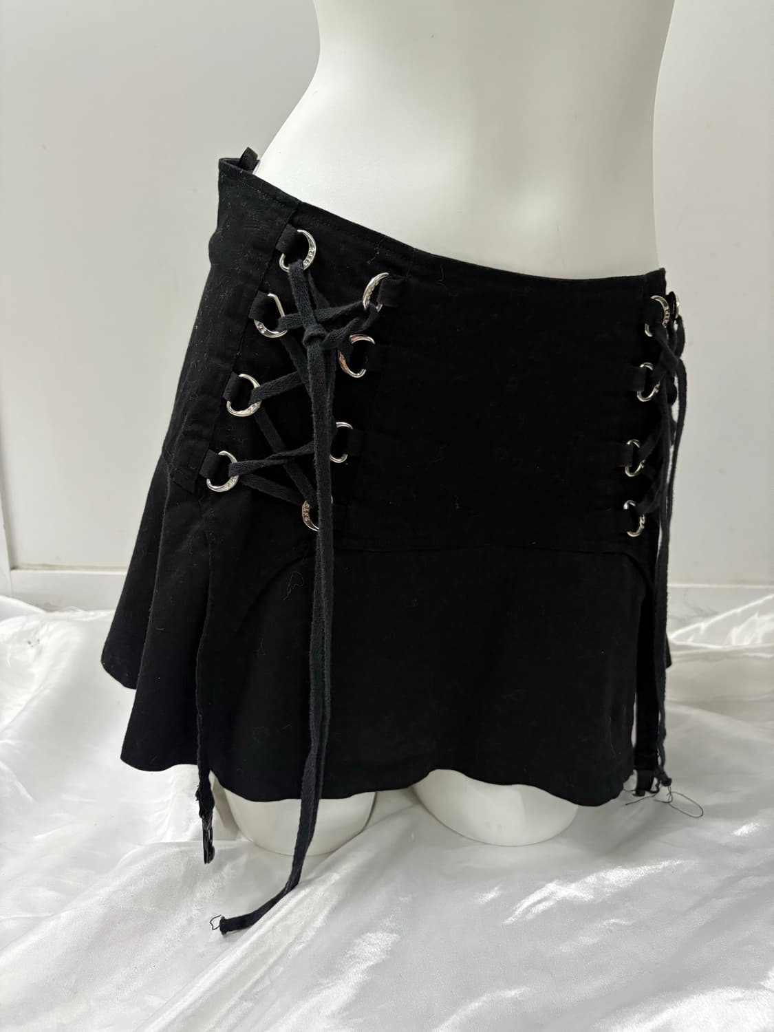 아일렛 포인트 블랙 스커트 상품이미지1