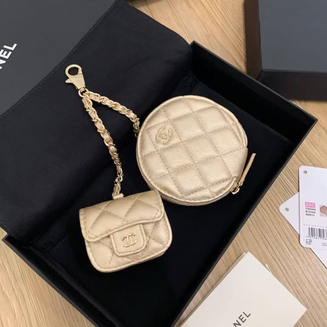 샤넬VIP 금장 CC로고 에어팟 케이스 & 동전지갑 샤넬 참 상품이미지7