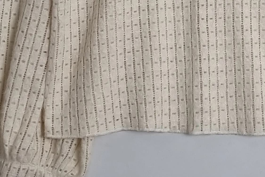 W CLOSET 크림 펀칭 러플 블라우스  상품이미지4