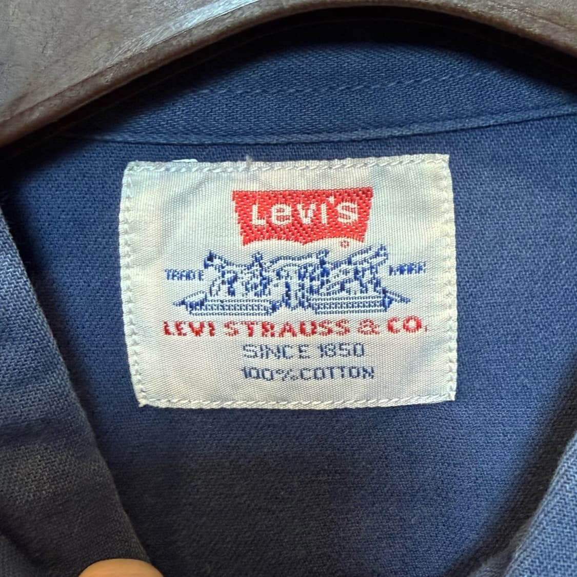 리바이스 코튼 데님 버튼다운 워크셔츠 패치포켓 디테일 블루 상품이미지6