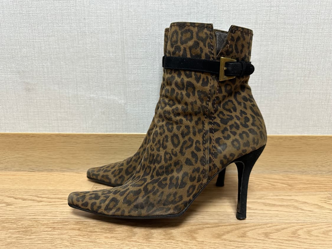 stuart weitzman 스튜어트 와이츠먼 스웨이드 앵클 부츠 상품이미지1