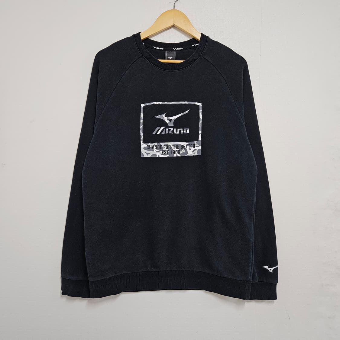 L 100 미즈노 카모 로고 맨투맨 블랙 상품이미지2