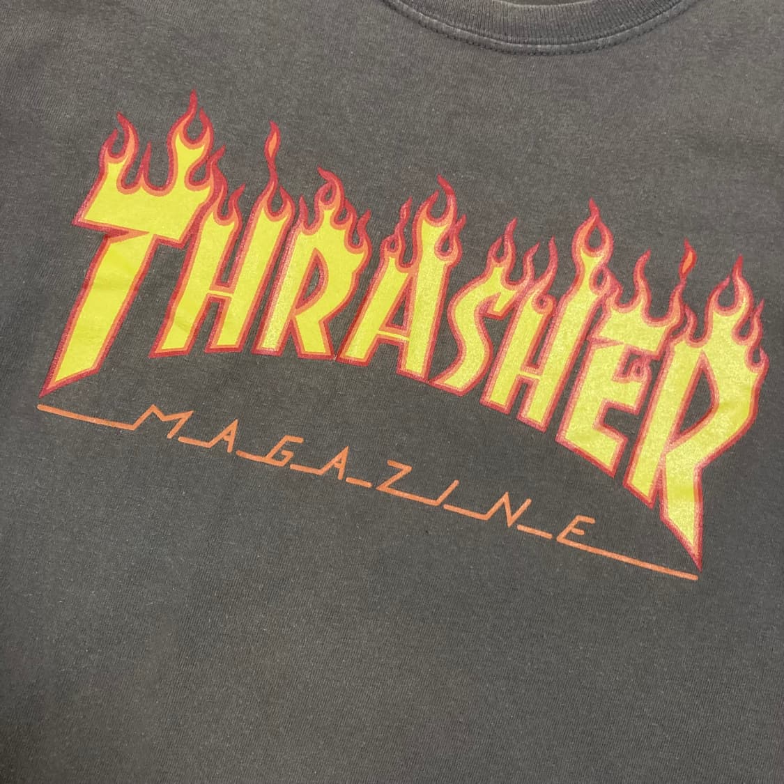 트래셔 스펠아웃 빅로고 카키 컬러 반팔티 상품이미지2