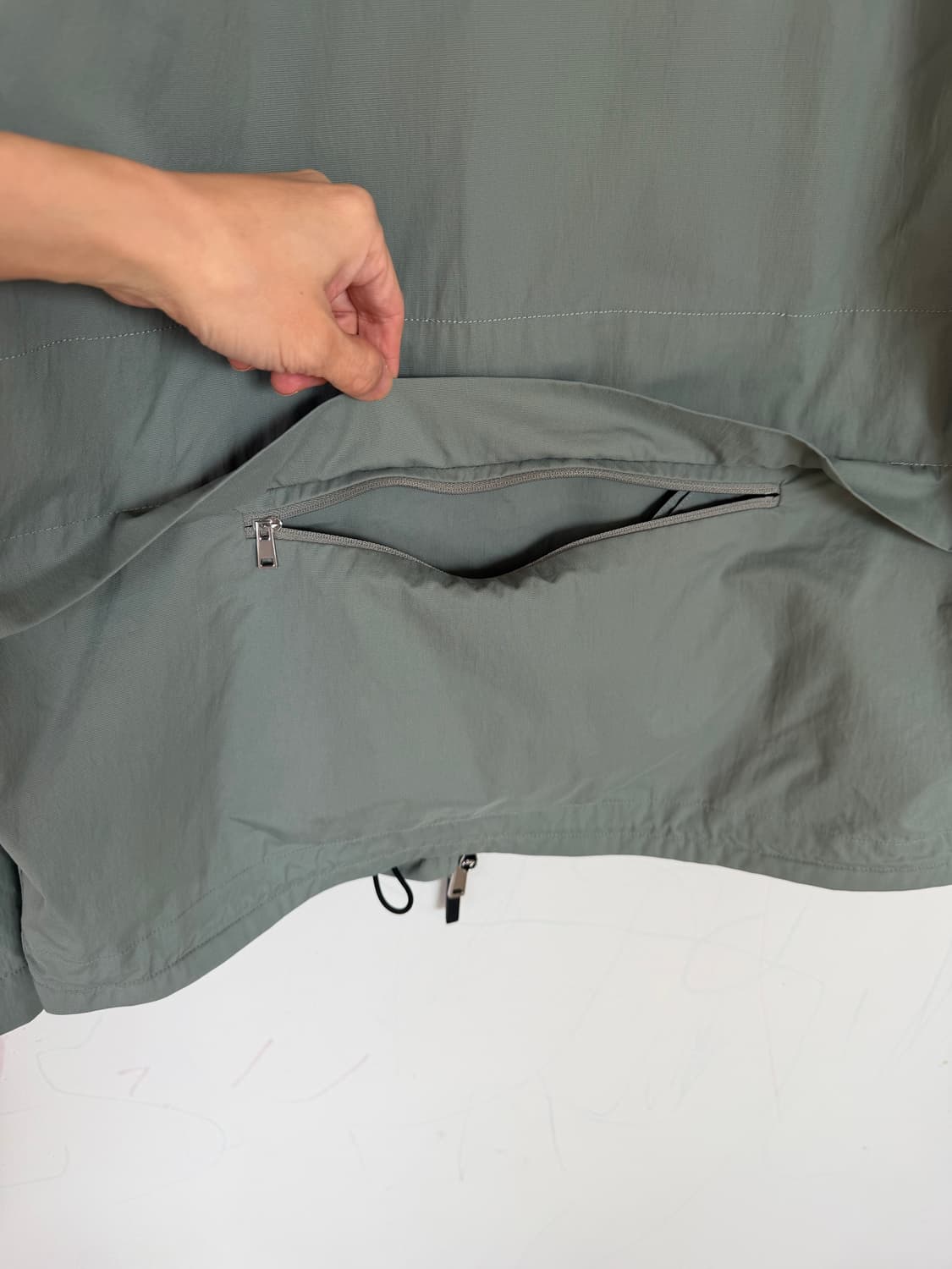 띠어리 경량 바람막이 상품이미지4