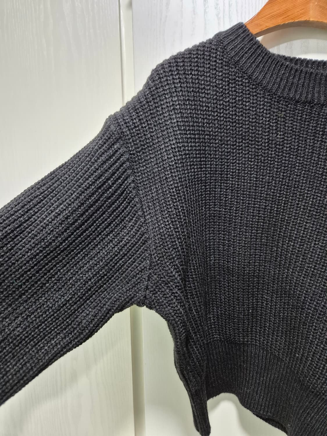 컷아웃 크롭 니트 블랙 상품이미지6