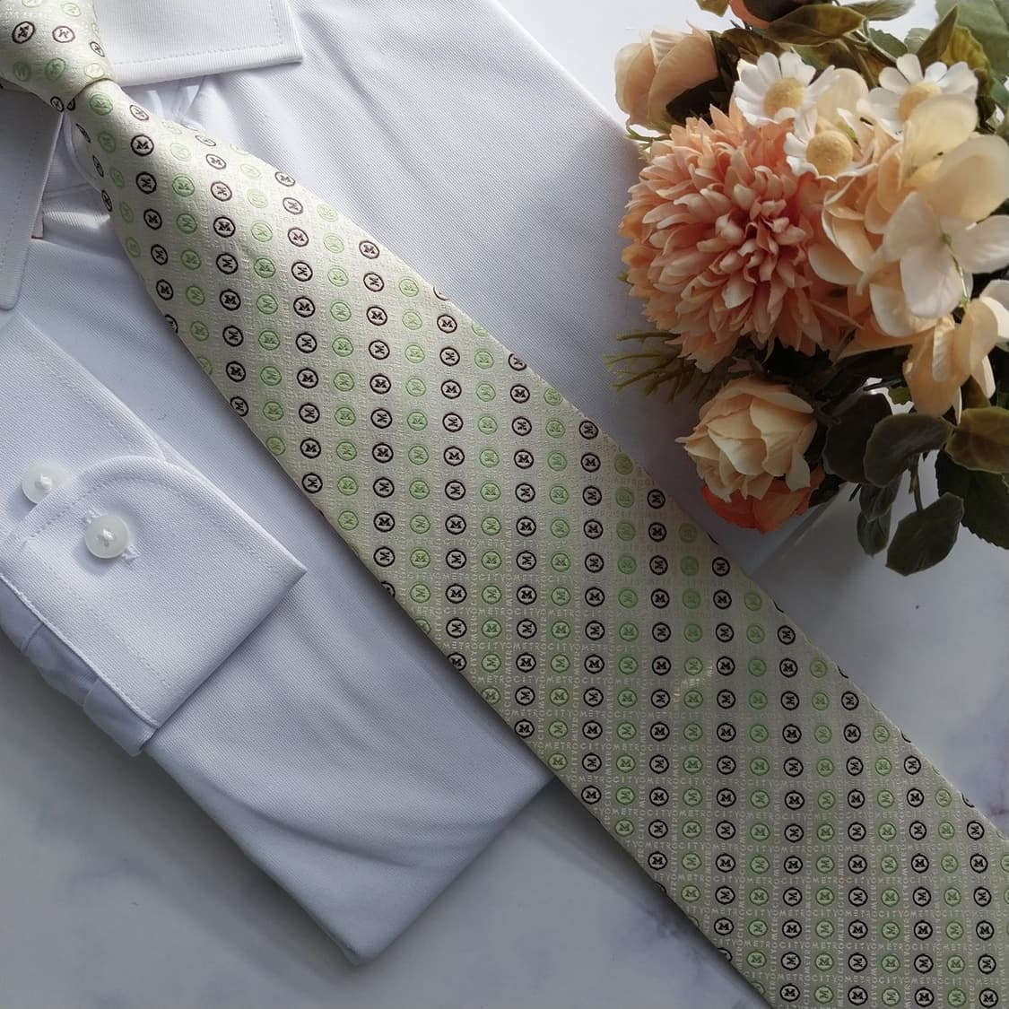 메트로시티 M 자수 패턴 아이보리 넥타이 9.7cm A등급 K1611
 상품이미지8