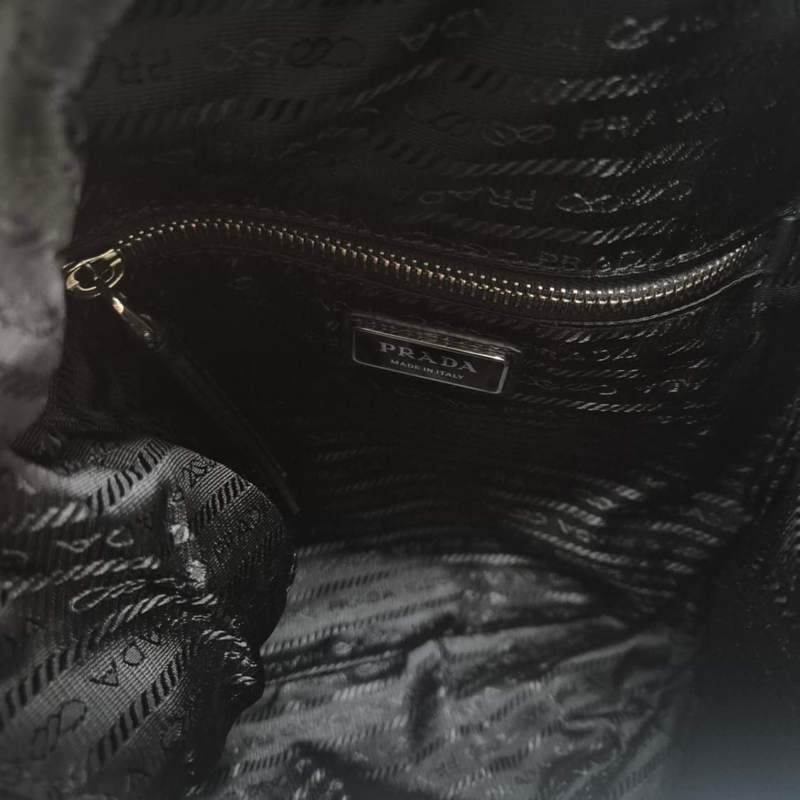 프라다 삼각로고 레더 슬링백 백팩 블랙 (2VZ092) 상품이미지9