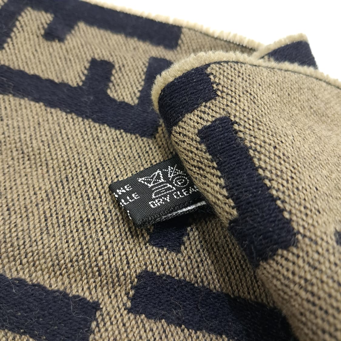 MX199 펜디 FF 모노그램 베이지 네이비 울 양면 목도리 머플러 상품이미지7