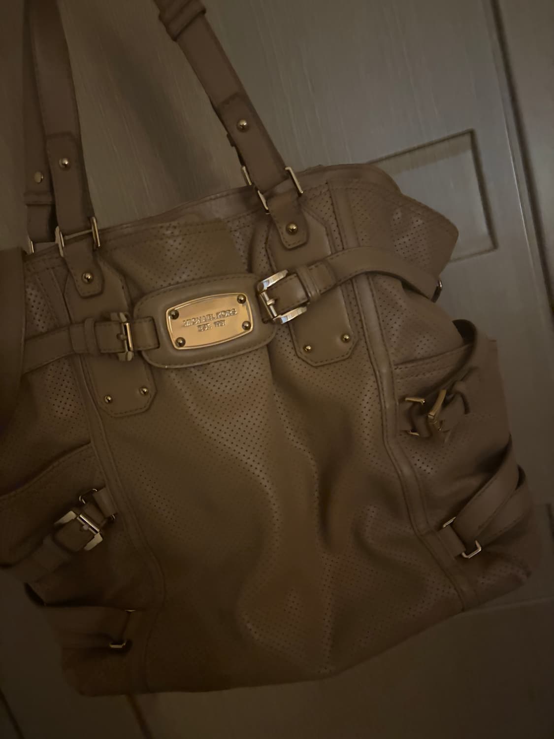 마이클코어스 빈티지 펀칭 레더 숄더백 베이지 상품이미지1