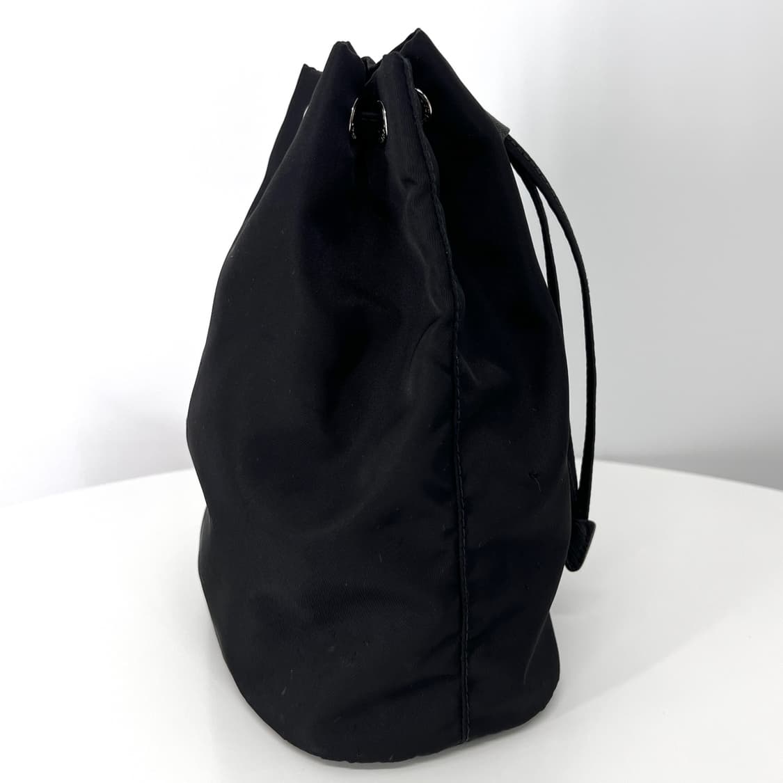 프라다 나일론 삼각로고 버킷 파우치 블랙 상품이미지6