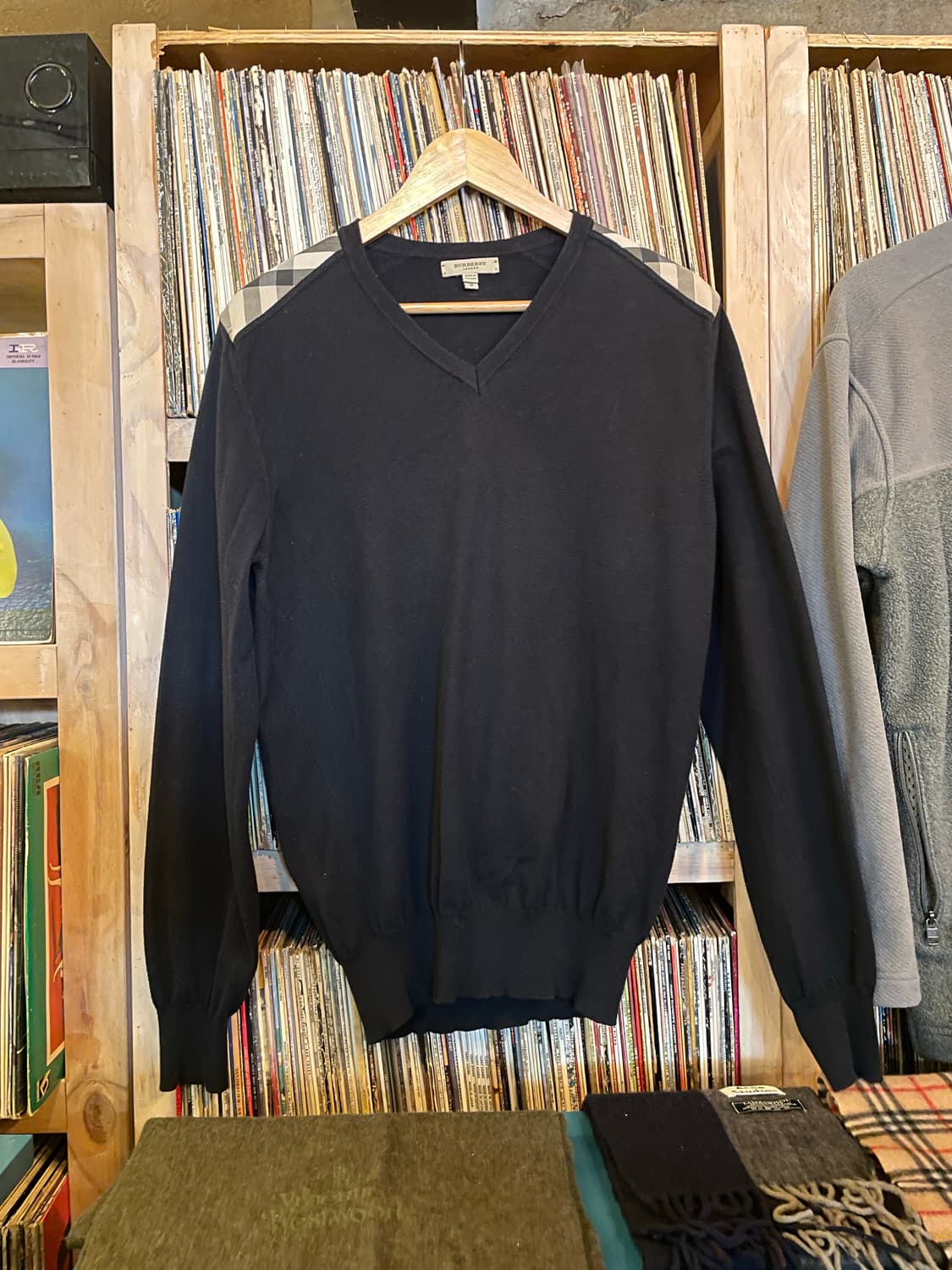 버버리 타탄체크 숄더패치 브이넥 니트 상품이미지1