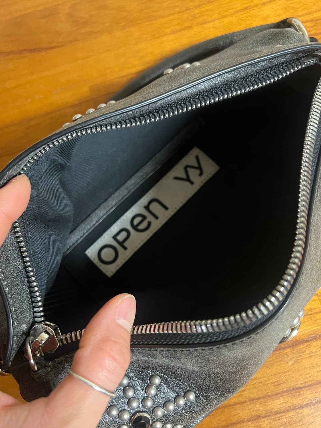 오픈와이와이 스터드 필로우 핸들백 상품이미지9