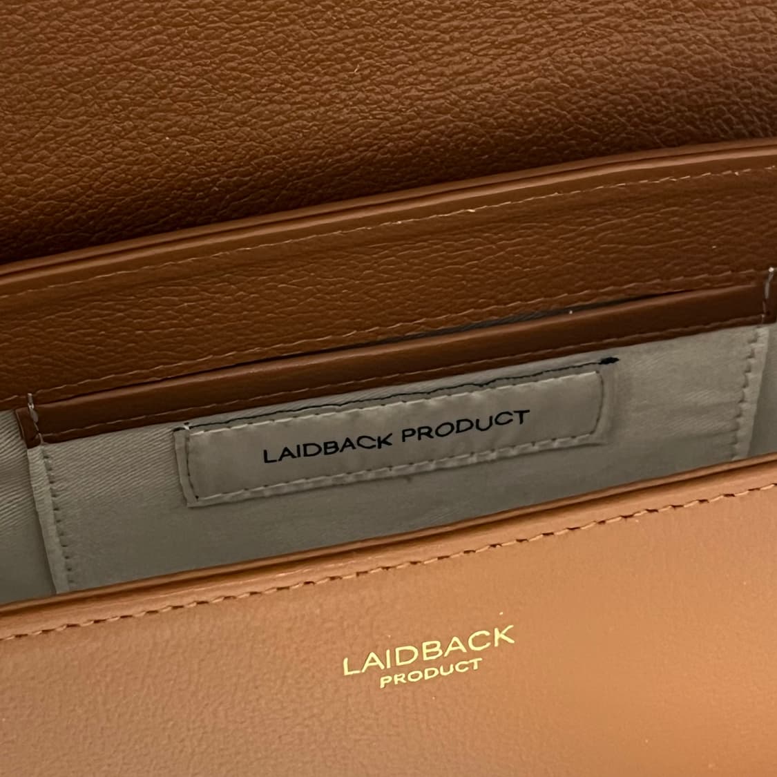 레이드백 LAIDBACK LONI 스몰 엠보 카멜색상 (5회 미만 착용) 상품이미지8