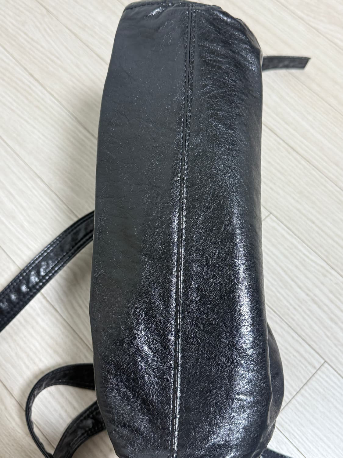 마뗑킴 포우 레더 씨쉘 미니백 상품이미지4