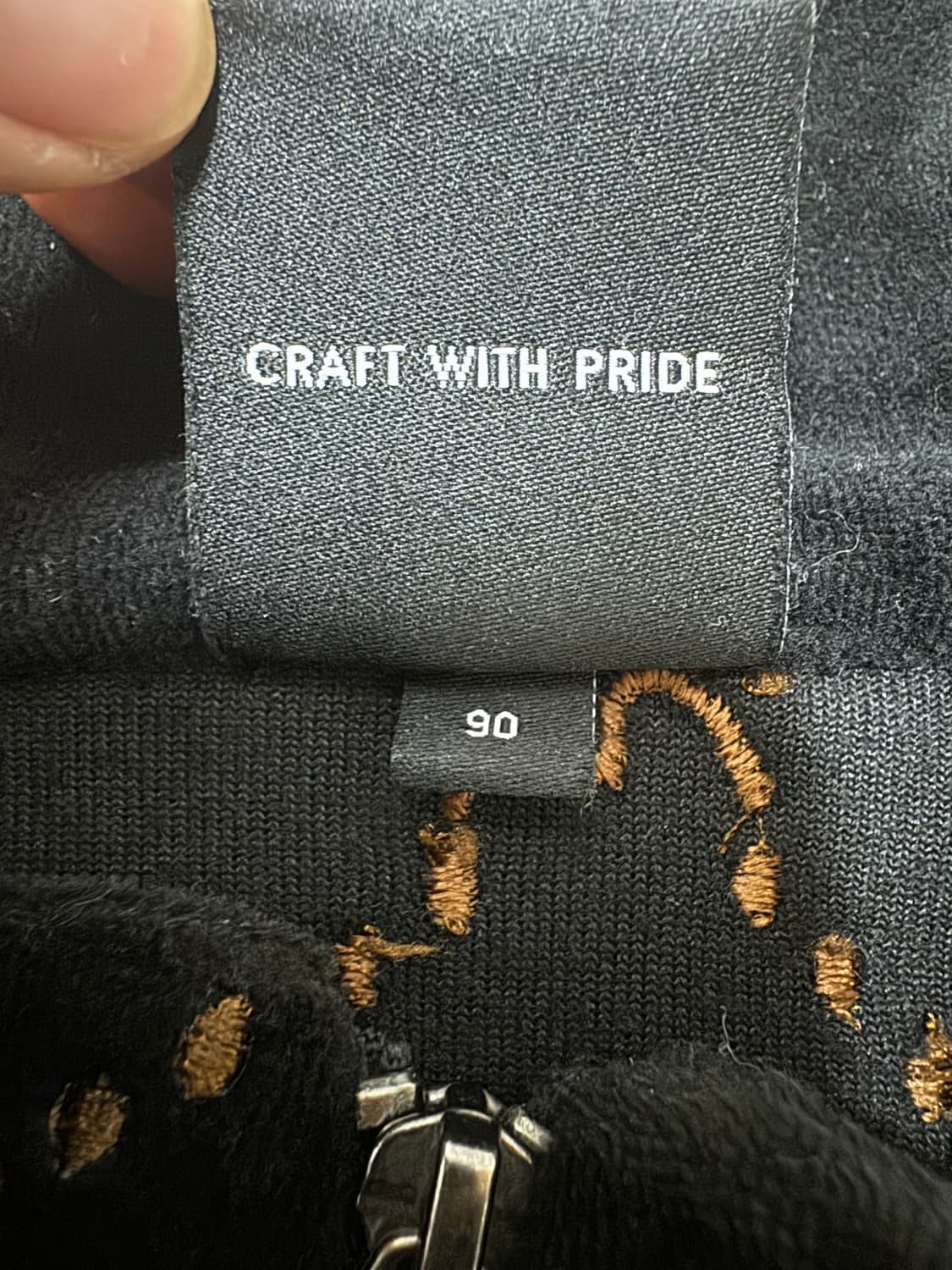 에비수 모노그램 자수 벨벳 집업 상품이미지4