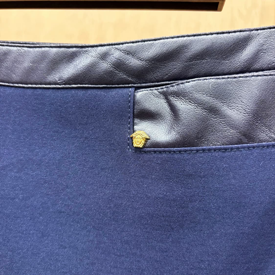 베르사체 펜슬 스커트 허리 블랙 레더 트리밍 골드 장식 디테일 네이비 상품이미지6