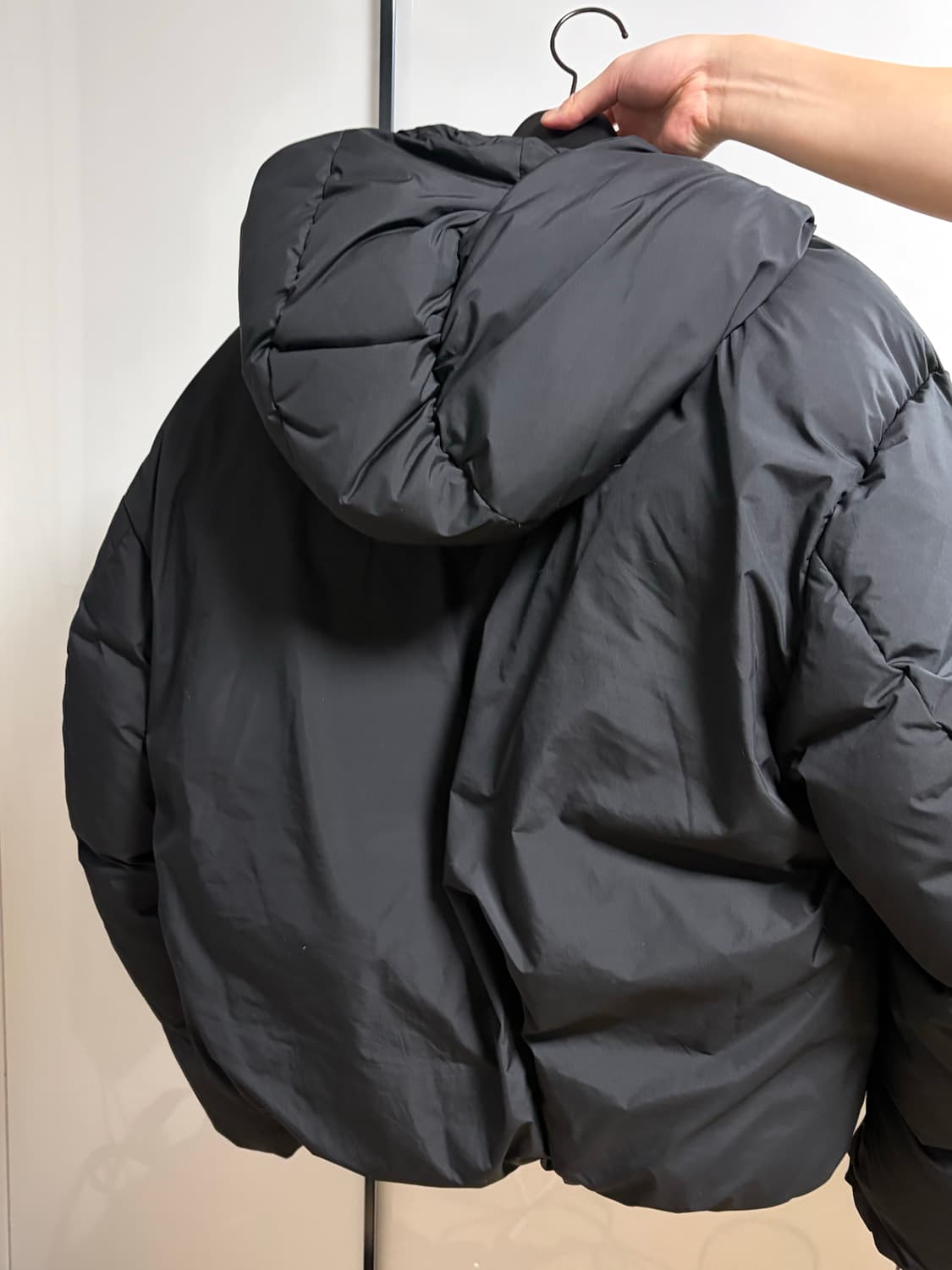 아모멘토 25FW 맨즈 다운 푸퍼 패딩 M사이즈 팝니다. 상품이미지3