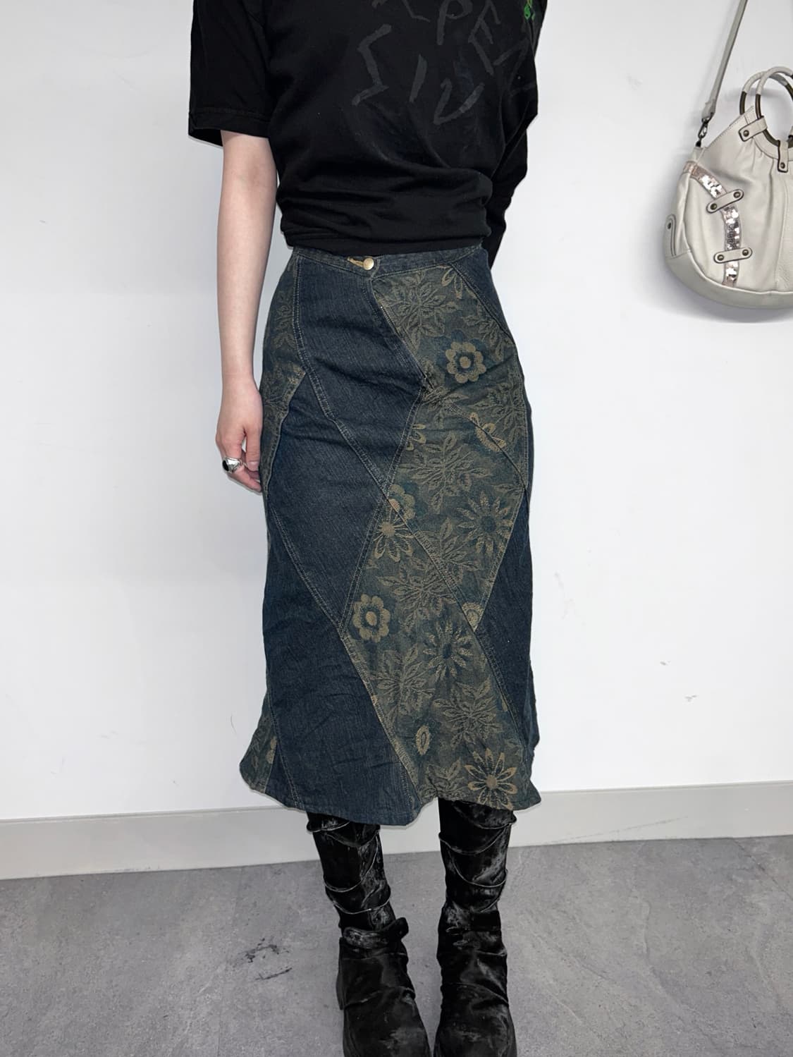 패치워크 플로랄 사선 데님 스커트 상품이미지1