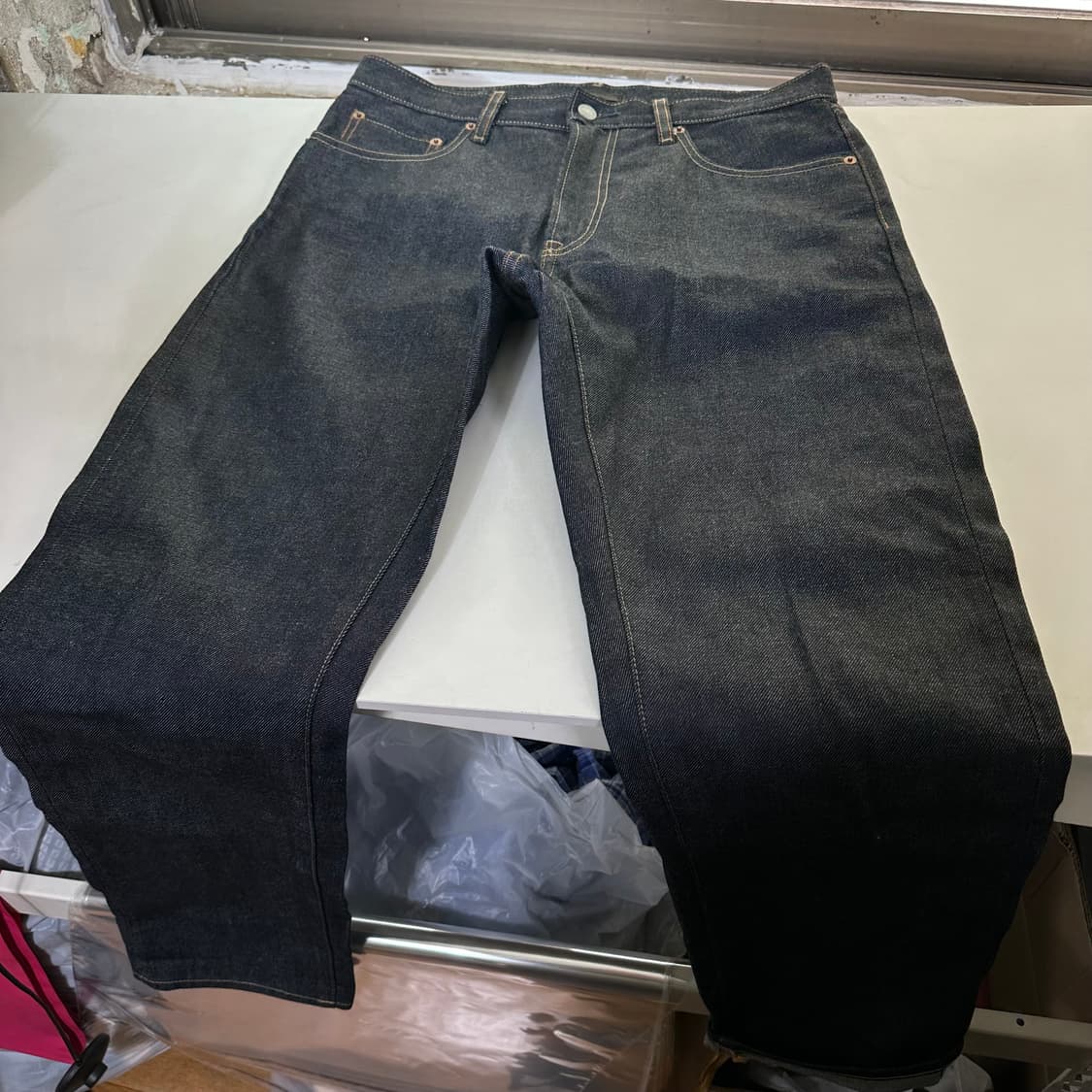 M 유니클로 생지 레귤러 테이퍼드핏 셀비지데님 청바지 상품이미지2