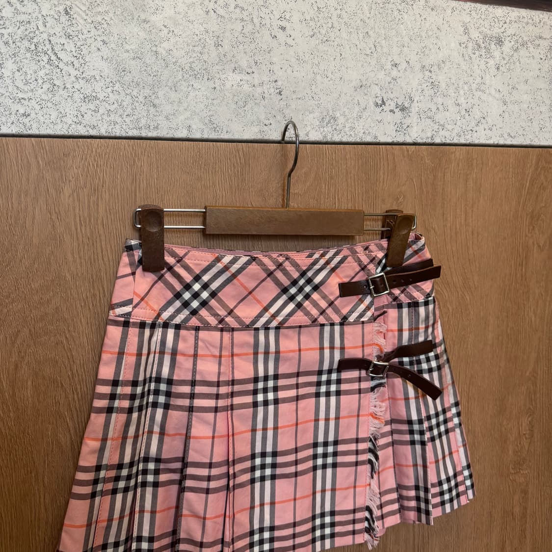 버버리 블루라벨 체크 플리츠 미니 스커트 레더 버클 스트랩 디테일 핑크 상품이미지3