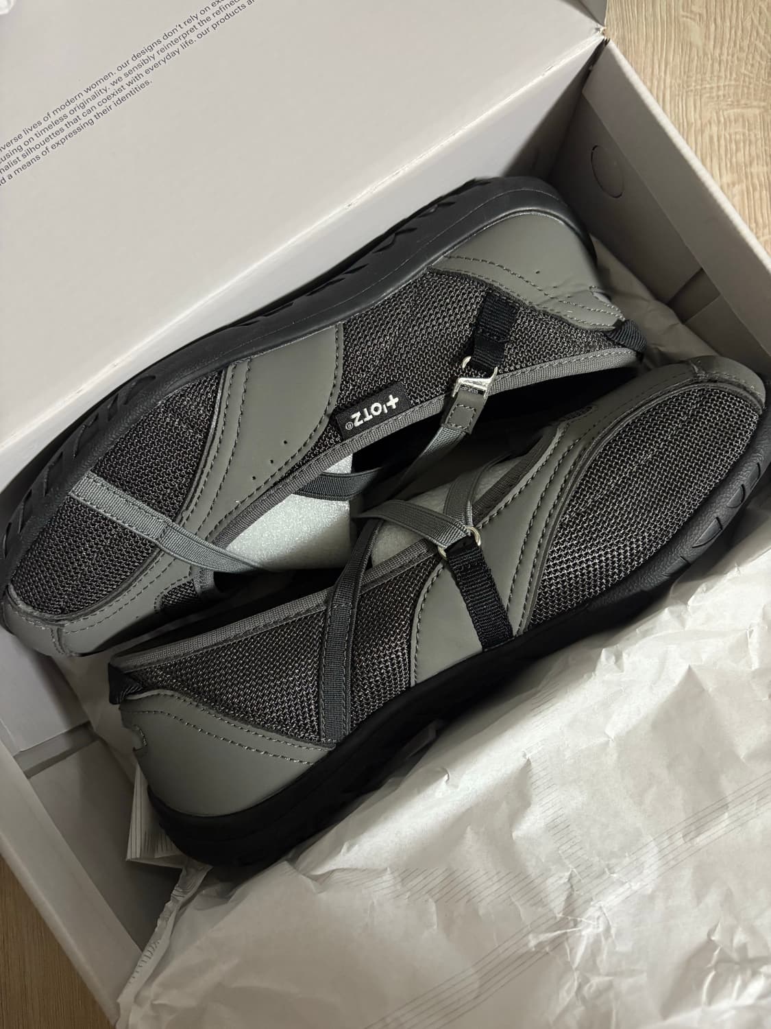 오찌 로마리 밴딩 플랫 다크 그레이 240mm 상품이미지1