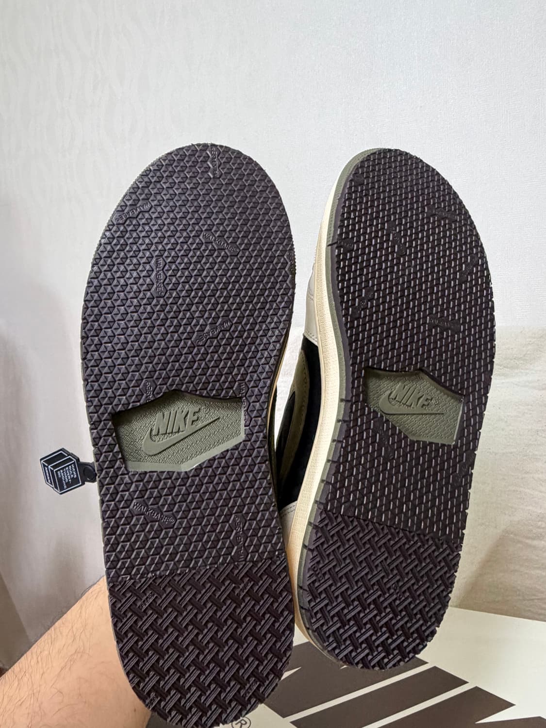 나이키 조던1로우 트래비스스캇 미디엄 올리브 상품이미지6