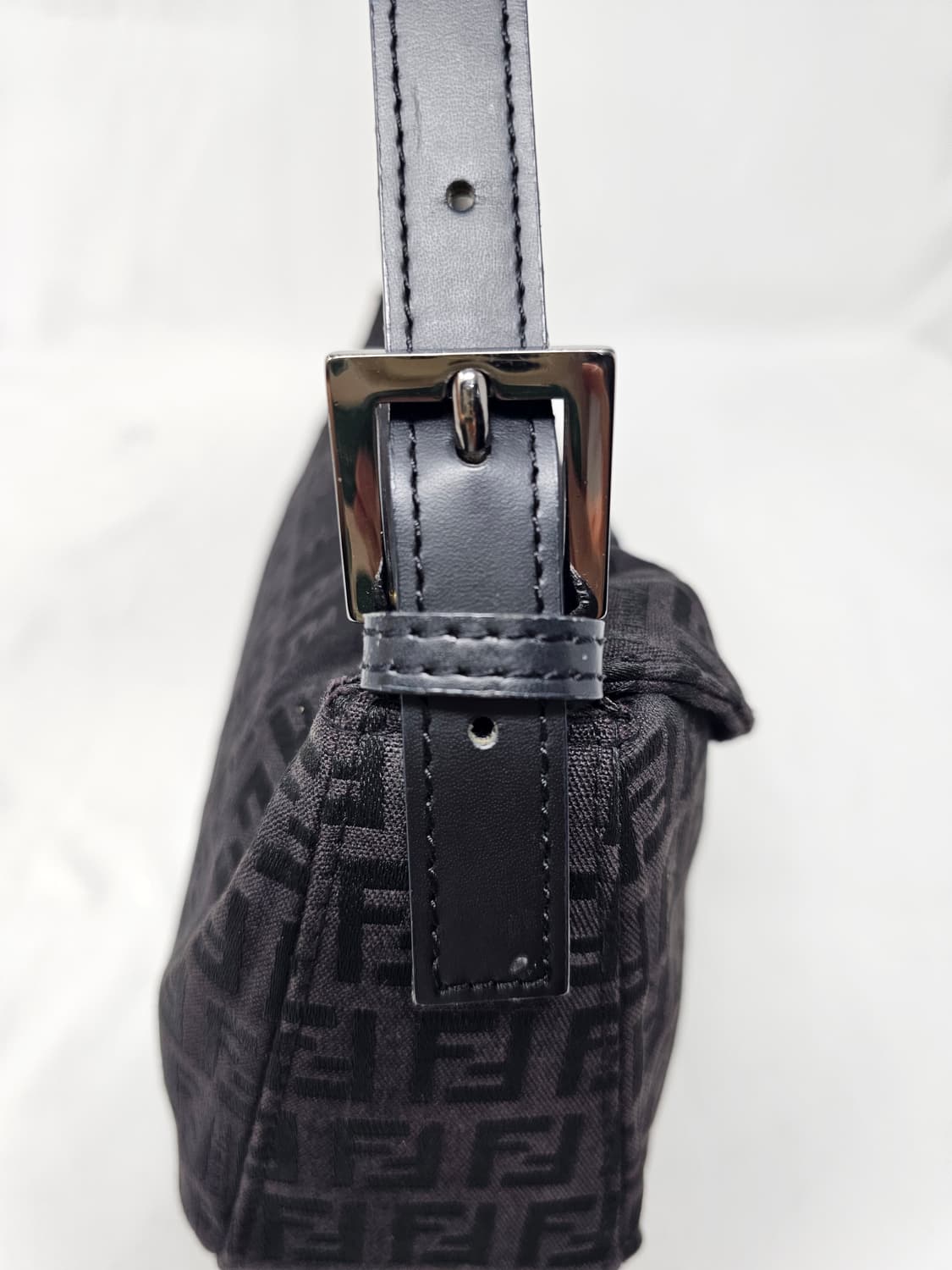 FENDI 펜디 FF 바게트백 블랙 모노그램 숄더백 상품이미지5