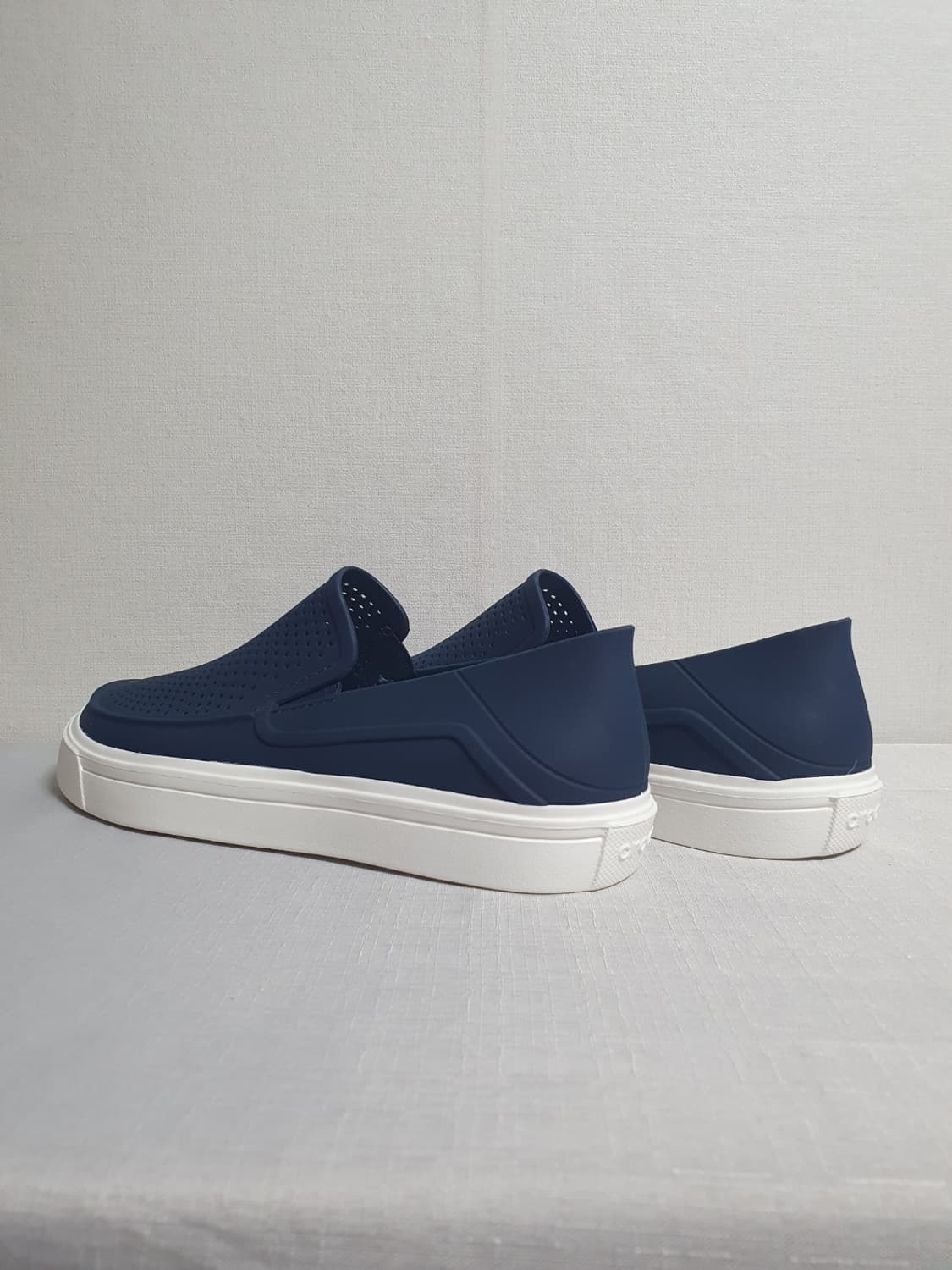 280mm 크록스 시티레인 로카 슬립온 네이비 화이트 상품이미지4