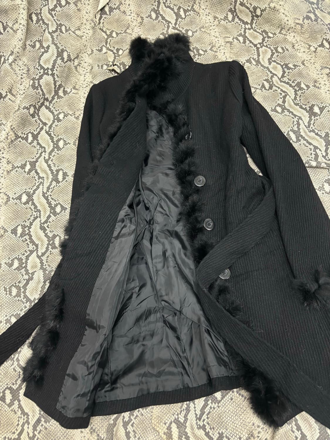 Minimal Design Fur&Button Detail Coat  상품이미지8