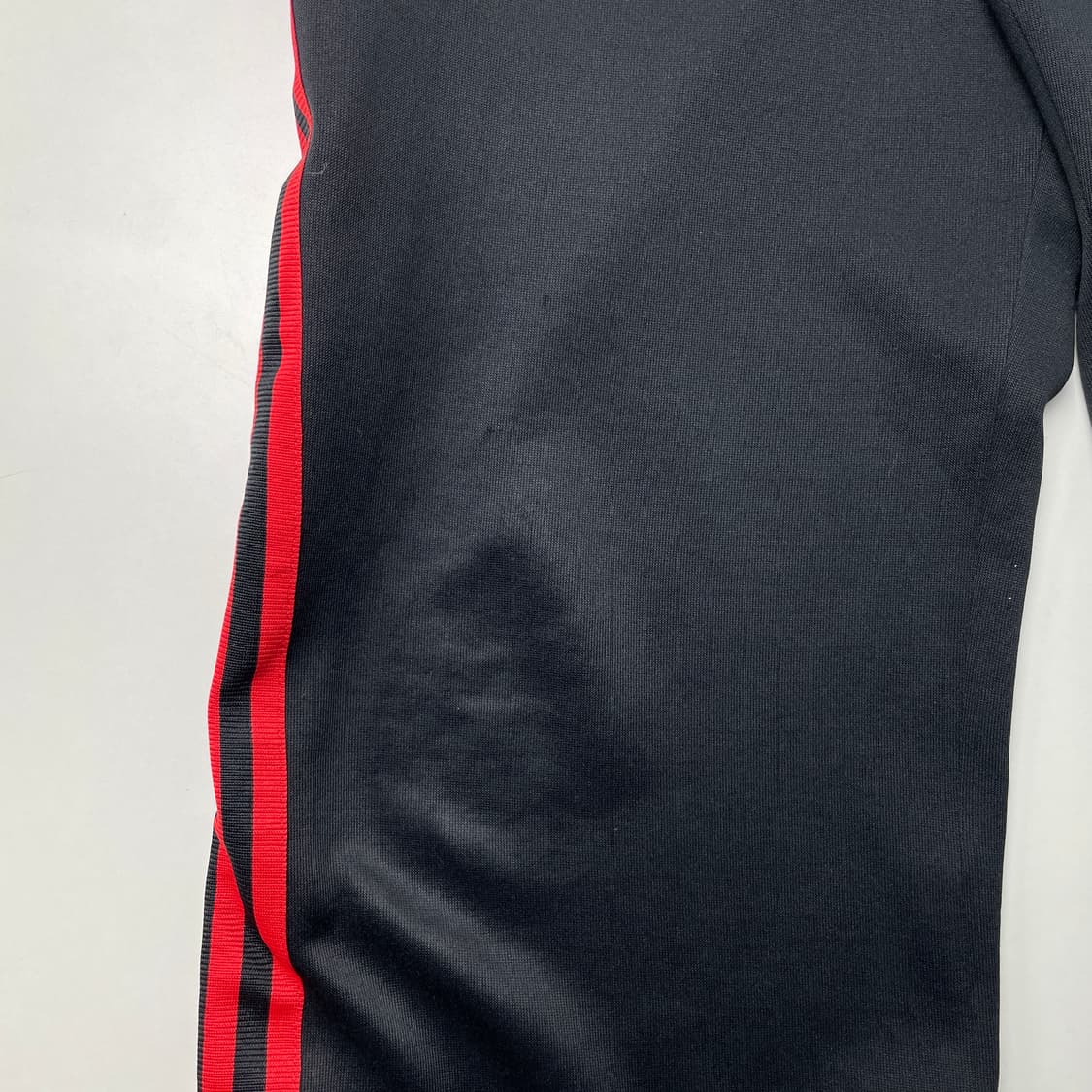 [중고] 아디다스 블랙/레드 삼선 트레이닝 바지 상품이미지5