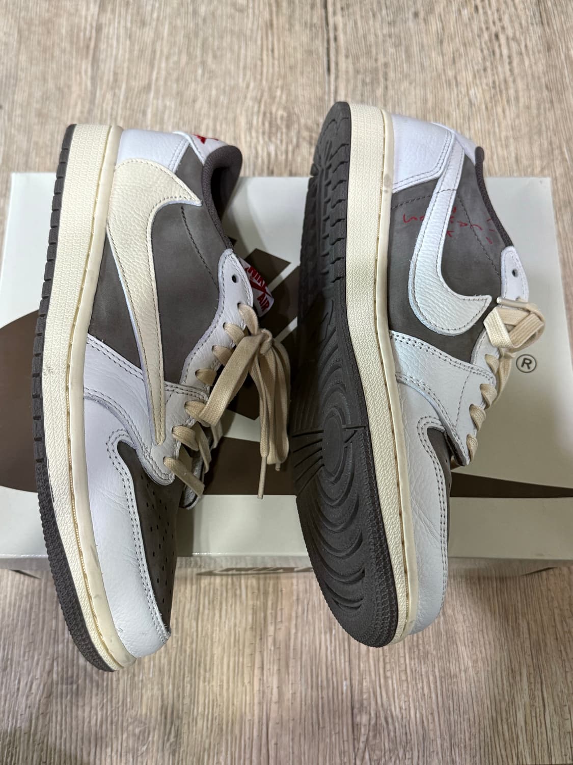 [260] 조던1 트래비스 스캇 리버스 모카 상품이미지3