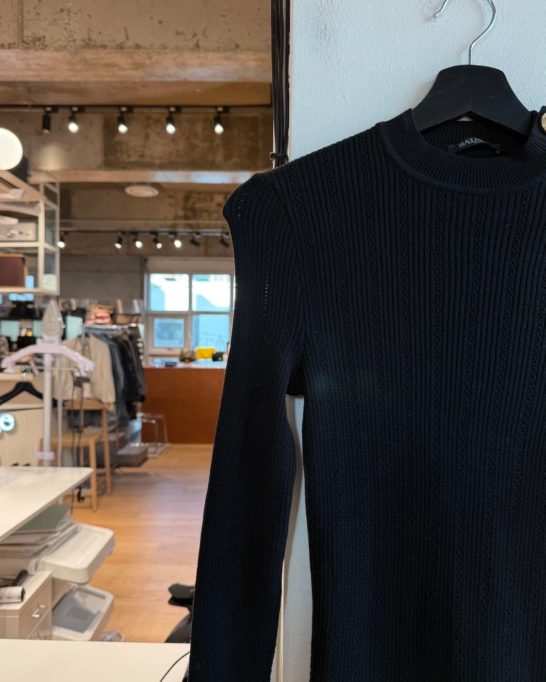 발망 블랙 금장 버튼 울 니트 상품이미지4