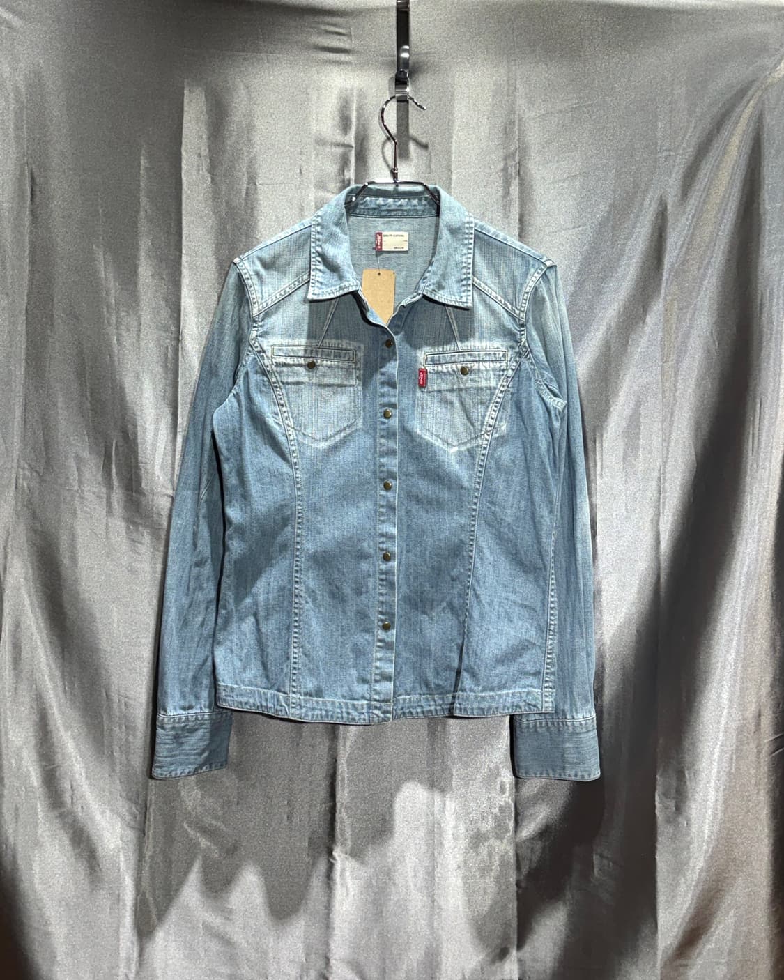 L Levis 리바이스 우먼스 워시드 절개 투포켓 데님셔츠 상품이미지2