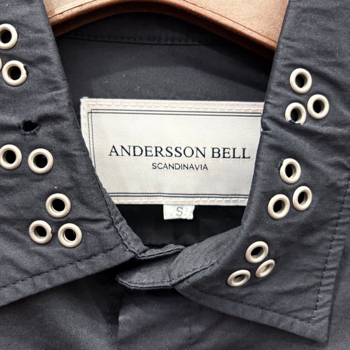 앤더슨벨 레귤러핏 코튼 긴팔 셔츠 카라 아일렛 미니멀 투포켓 디테일 블랙 상품이미지7