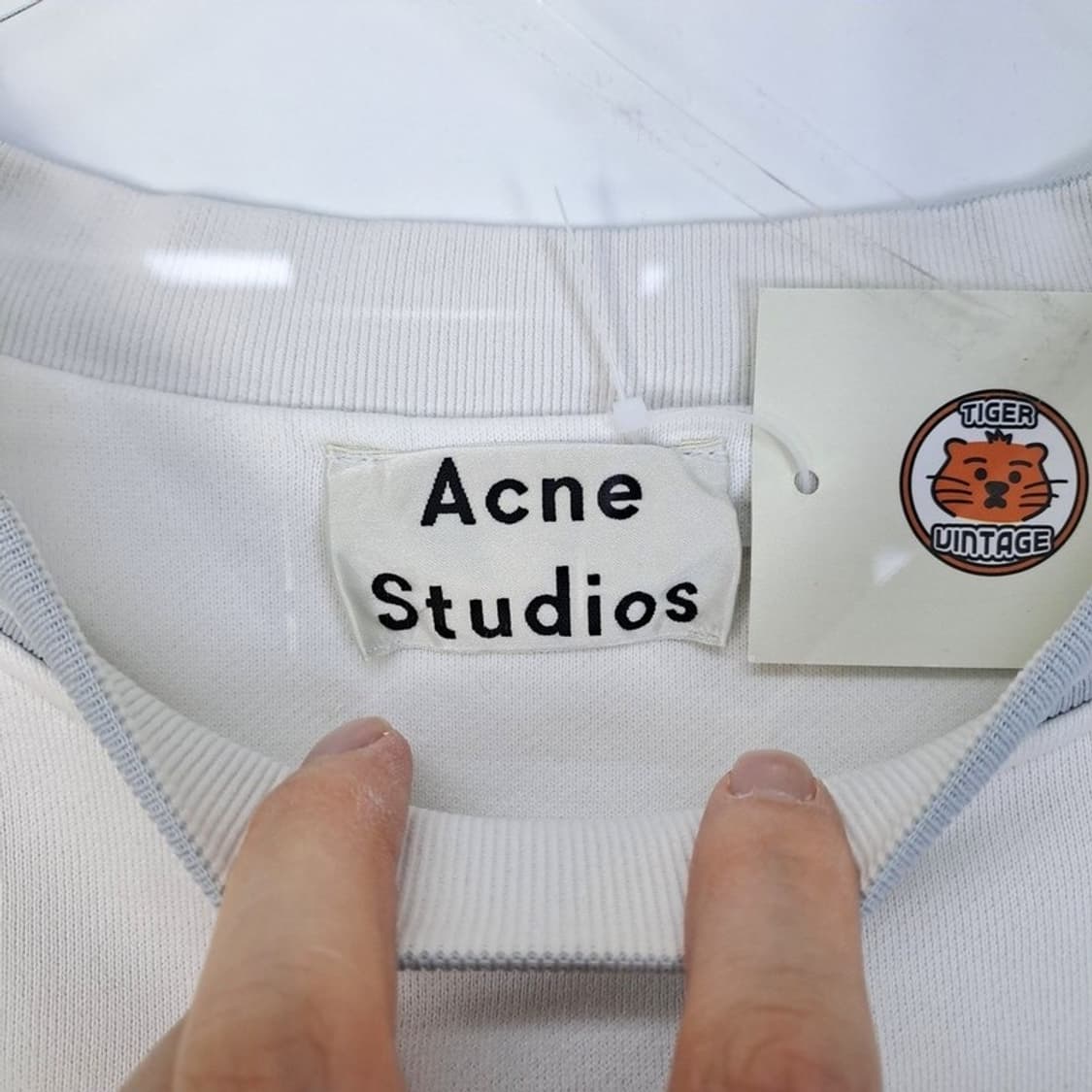 아크네 넥테이핑 맨투맨 상품이미지4