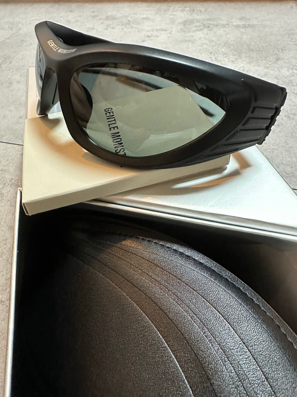 젠틀몬스터 X MUGLER 스파이럴02 블랙 선글라스 상품이미지3