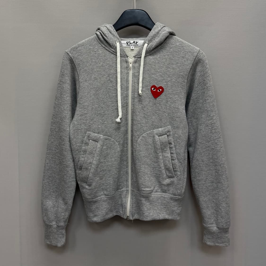 꼼데가르송 레드 와펜 백프린팅 후드 집업 (44)  상품이미지4