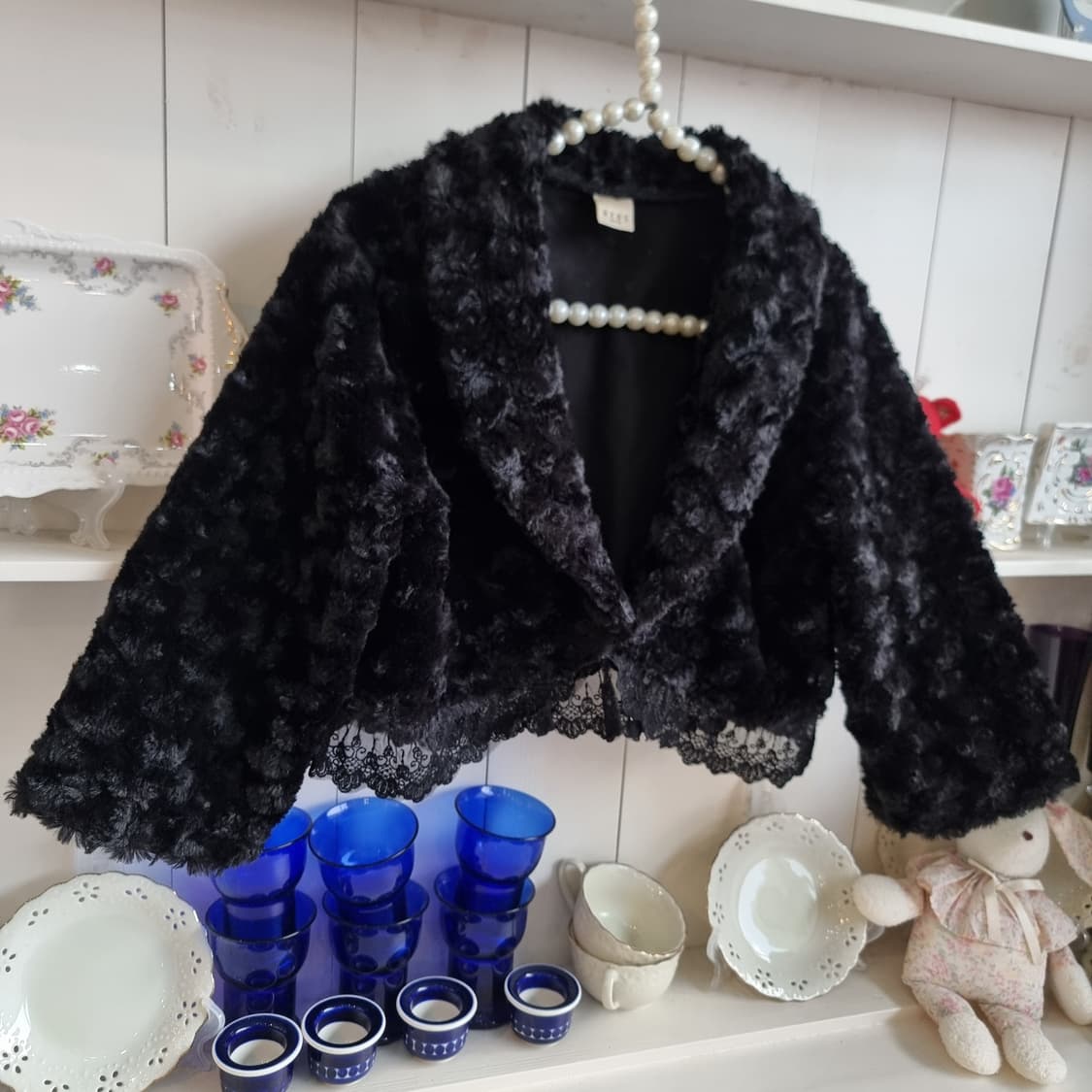 악세즈팜므(axes femme) 블랙 로즈 퍼 볼레로 상품이미지3