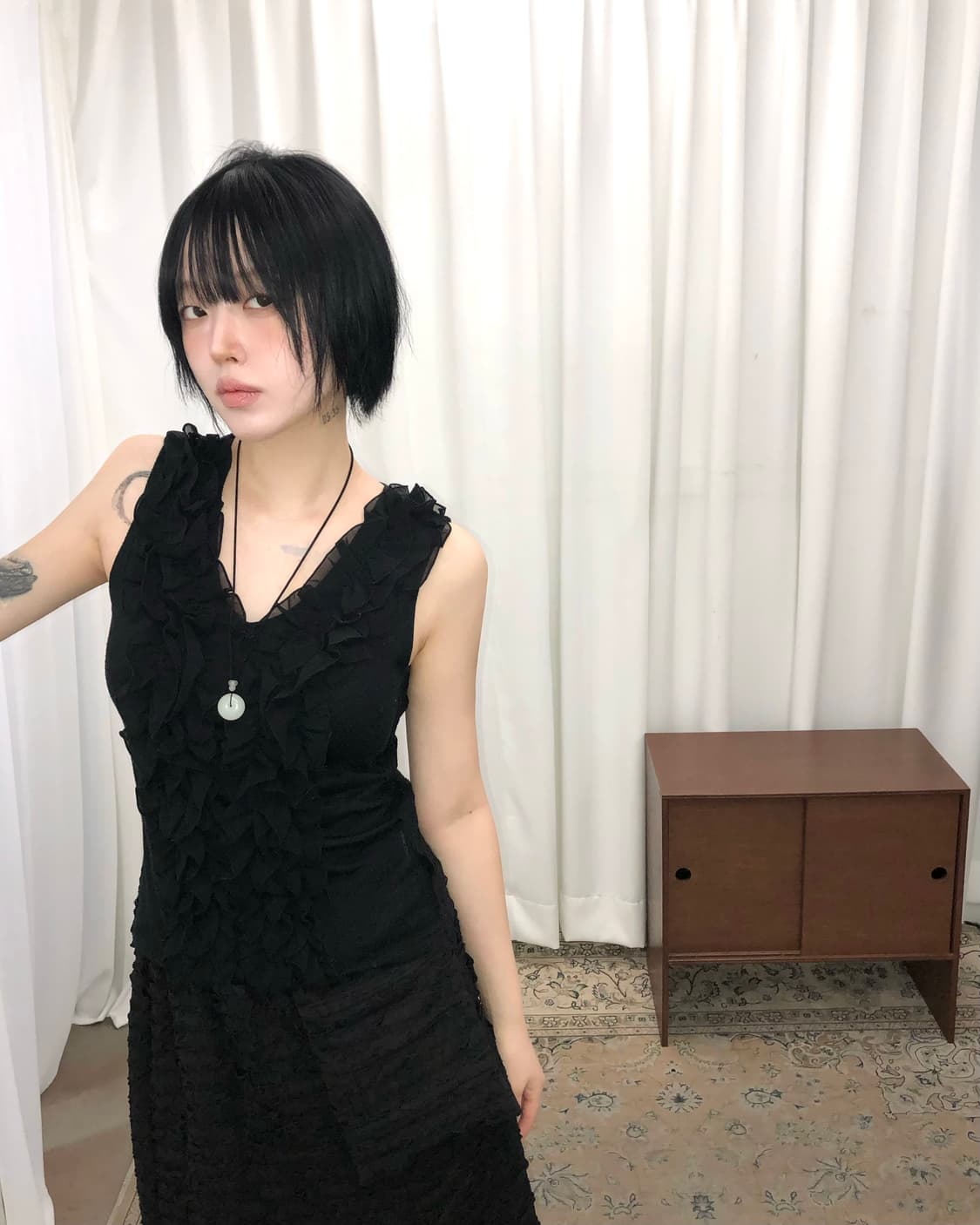 블랙 프릴 플라워 나시 상품이미지1