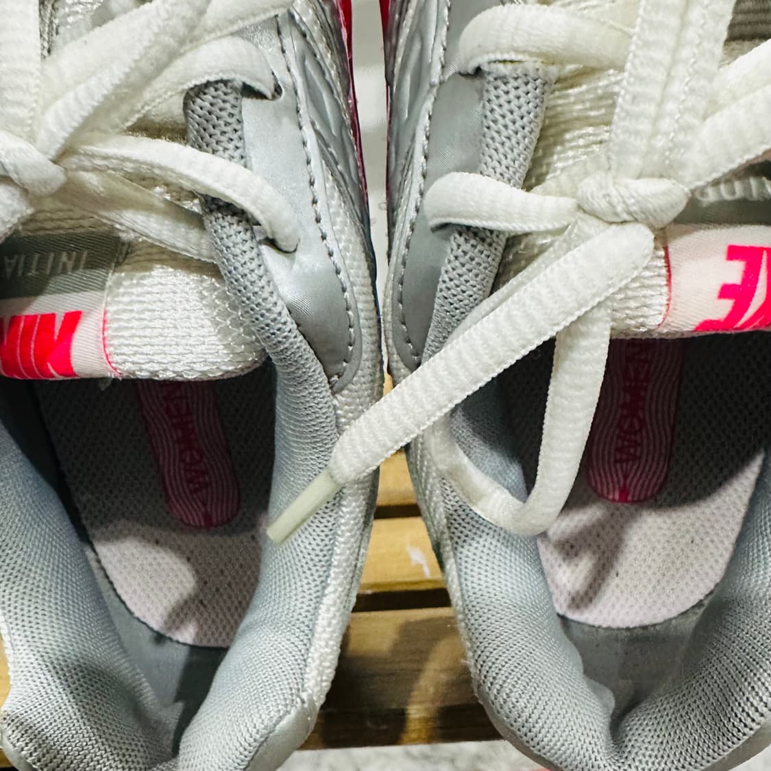 240) 나이키 운동화 여성 여자 신발 이니시에이터 메탈 그레이 상품이미지8